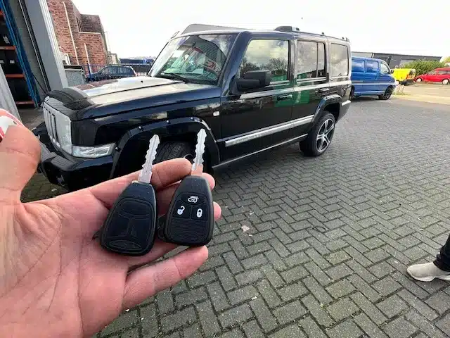 Jeep commander autosleutel bijmaken